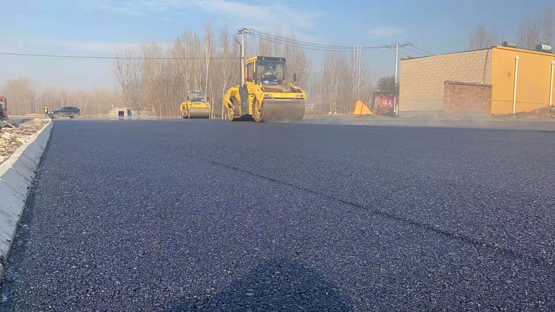 冬季給公路施工鋪設(shè)瀝青，拌合溫度是否需要做調(diào)整？北京瀝青路面施工